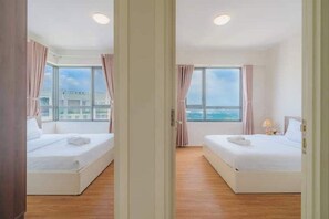 3 soverom, skrivebord, strykejern/-brett og reiseseng for barn