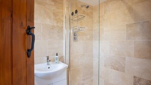 Hair dryer, towels - Siskin Barn, Near Stratford-upon-Avon, sleeps 9 guests  in 4 bedrooms (Bidford-on-Avon, Alcester)