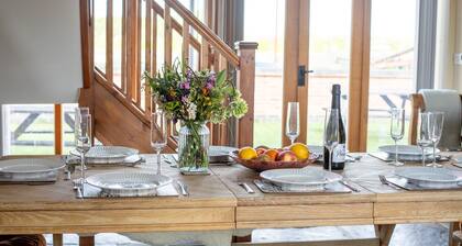 Siskin Barn, Near Stratford-upon-Avon, sleeps 9 guests in 4 bedrooms