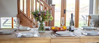 Siskin Barn, Near Stratford-upon-Avon, sleeps 9 guests in 4 bedrooms