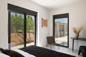 4 bedrooms, in-room safe, iron/ironing board, free WiFi