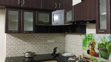 Familieleilighet | Eget kjøkken | Kjøleskap, ovn, riskoker og kjøkkenutstyr