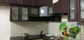 Family Apartment | Private kitchen | Fridge, oven, rice cooker, cookware/dishes/utensils - Bed and Brew (Chennai)