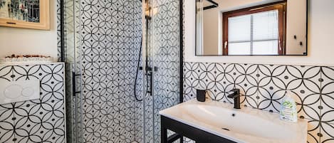 Shower, hair dryer, towels