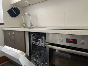 冷蔵庫、オーブン、食器洗い機、トースター
