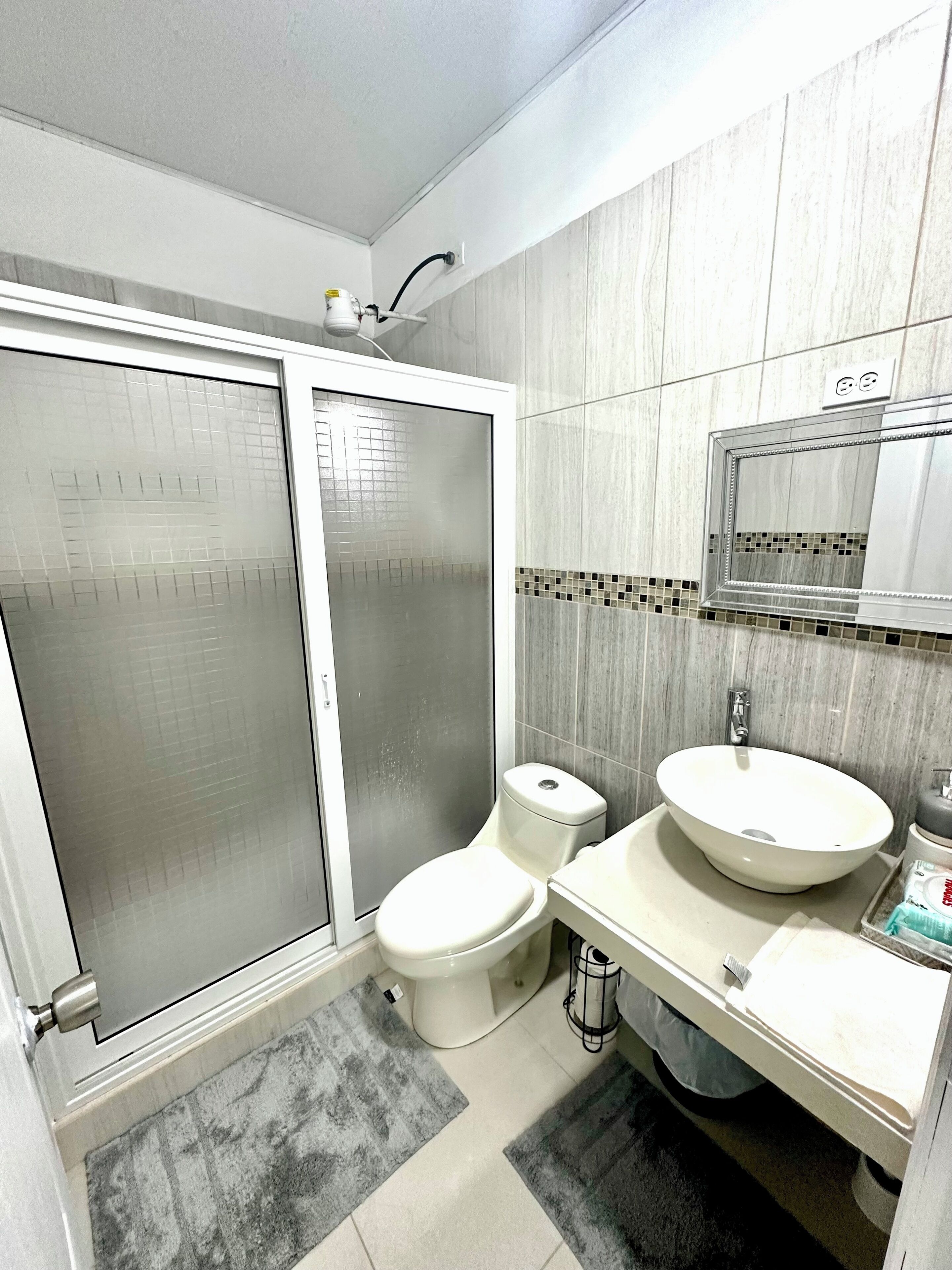 Ducha, secador de pelo, toallas y jabón