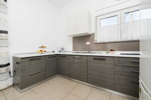 Fridge, stovetop, dishwasher, coffee/tea maker
