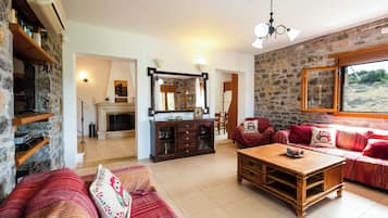 Villa Confort, vista al jardín | Área de sala de estar | Televisión LED