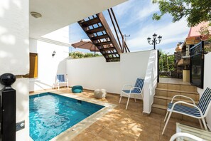 Piscine extérieure (ouverte en saison), parasols de plage