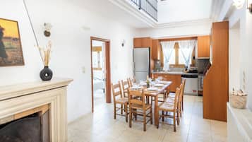 Comfort villa, uitzicht op tuin | Privékeuken | Een broodrooster, een blender, een mixer, een diepvriezer