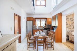 Tostadora, licuadora, batidora, freezer