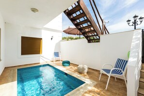 Sæsonbestemt udendørs pool, parasoller, liggestole