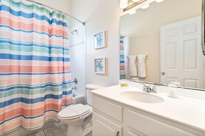 Douche, sèche-cheveux, serviettes fournies