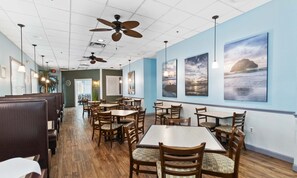 Dining - BB 1016 Huge Updated 3BR unit Marvel room sleeps 8 (Davenport)