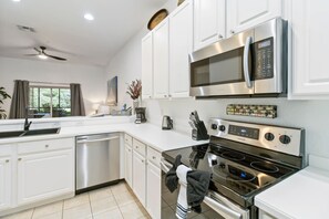 Fridge, microwave, oven, stovetop - Updated 2BR modern ground floor condo in Bahama Bay (Davenport)