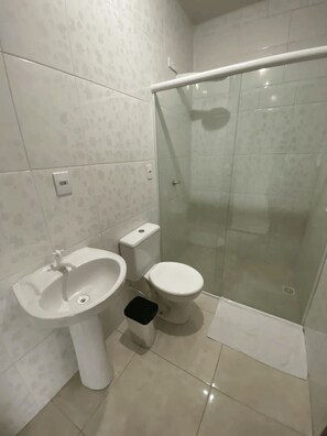 Habitació amb dos llits individuals estàndard | Bany | Dutxa, assecador de cabells, tovalloles i sabó 