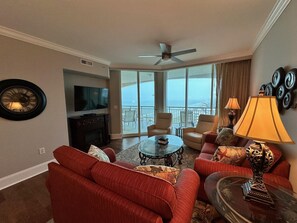 Smart-TV, DVD-spiller og bøker