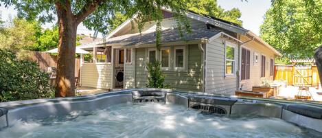 Bañera de hidromasaje al aire libre