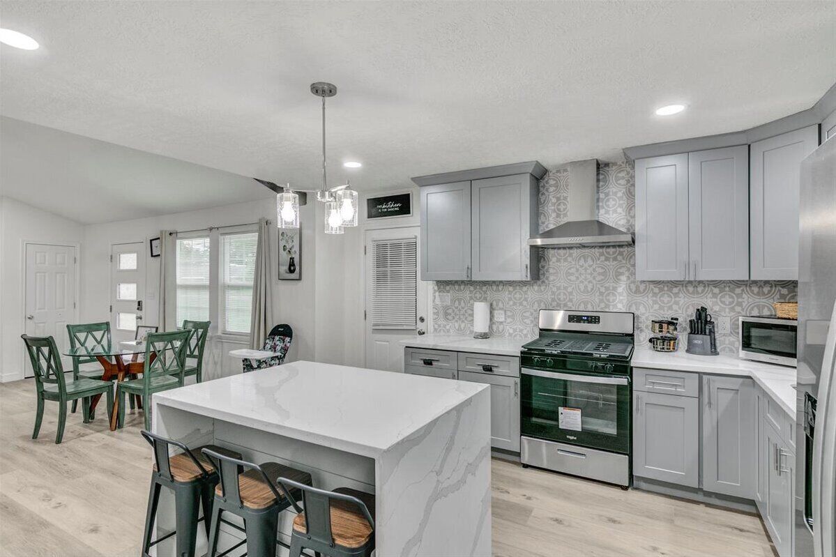 Kjøleskap, mikrobølgeovn, ovn og kokeplater