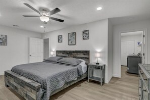 4 Schlafzimmer, Schreibtisch, Bügeleisen/Bügelbrett, Reisekinderbett