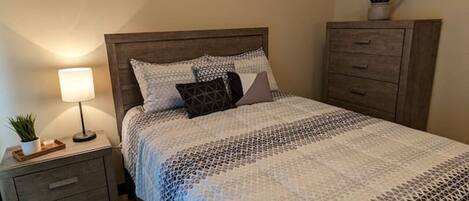 1 dormitorio, escritorio, tabla de planchar con plancha y wifi