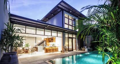 Bright, Gorgeous, Luxury 3 BR Villa: 5 Min to Berawa Beach, Great Spot!