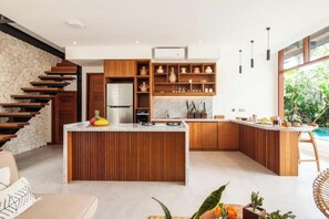 Kühlschrank, Mikrowelle, Herdplatte, Wasserkocher mit Kaffee-/Teezubehör