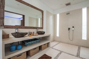 Dusche, Haartrockner, Handtücher, Seife