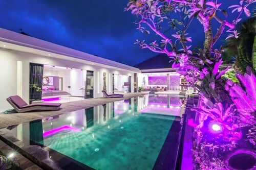 Cozy 4 BR Modern Villa in Seminyak, Large Pool, Perfect and Fantastic