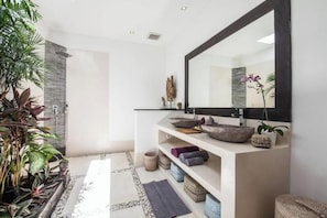 Dusche, Haartrockner, Handtücher, Seife