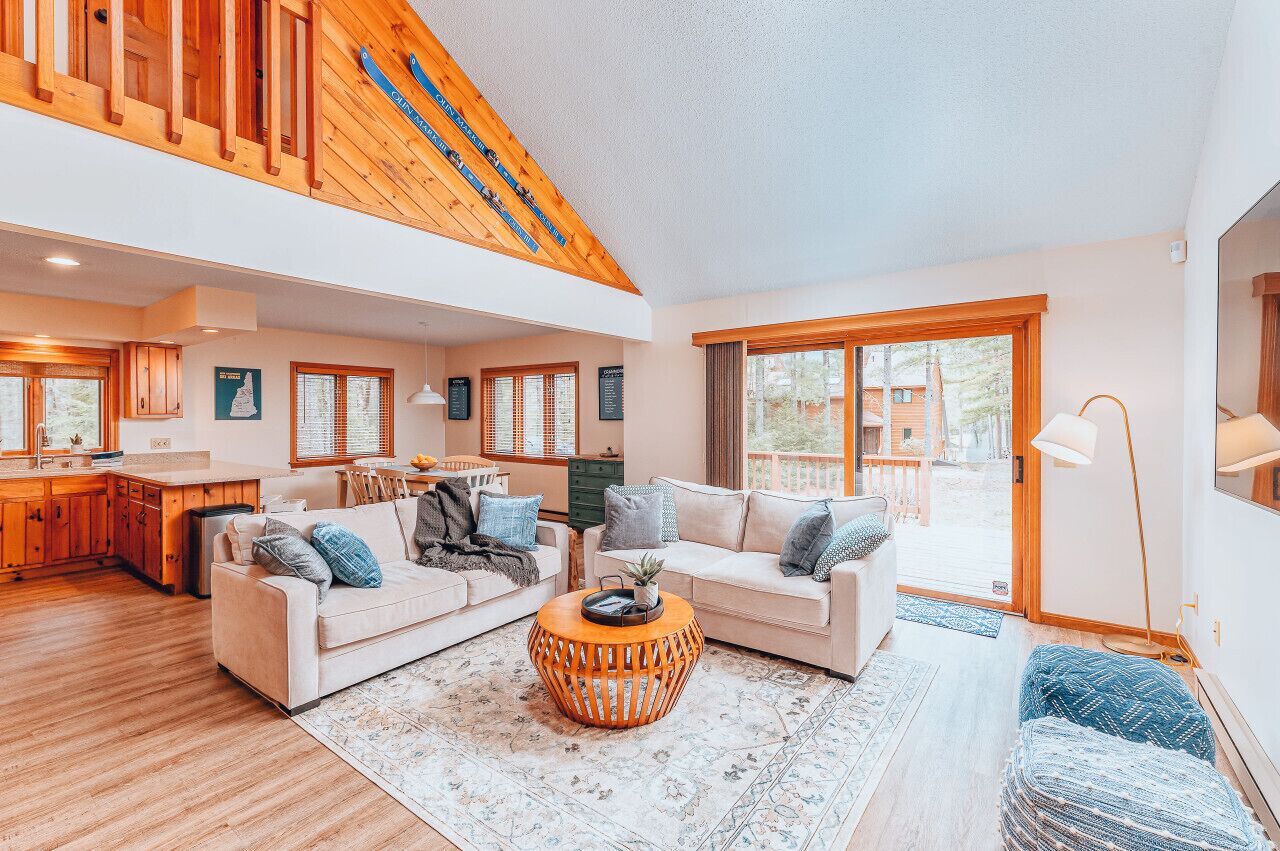 Smart TV, chimenea, futbolito y libros 