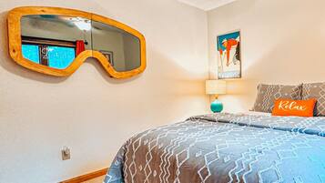 3 bedrooms, desk, iron/ironing board, travel crib
