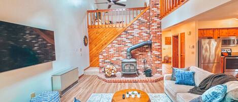 TV connectée, cheminée, baby-foot, livres