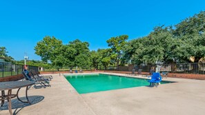 Una piscina al aire libre de temporada