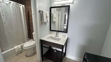 Bañera con ducha, toallas