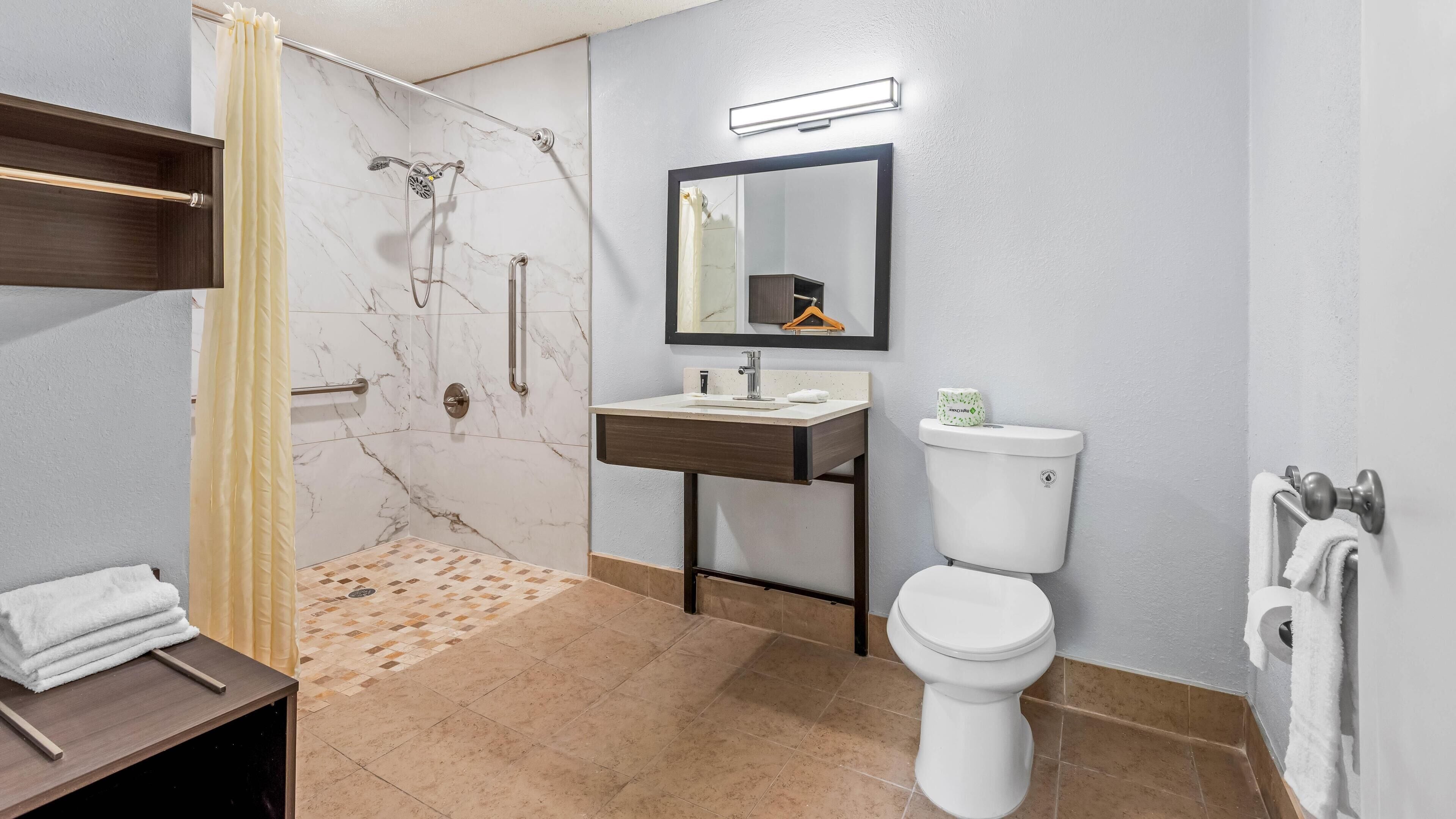 Combined shower/tub, towels