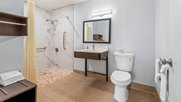 Combined shower/tub, towels