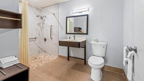 Combined shower/bathtub, towels - Motel 6 Hammond, LA – I 12 – I 55 (Hammond)