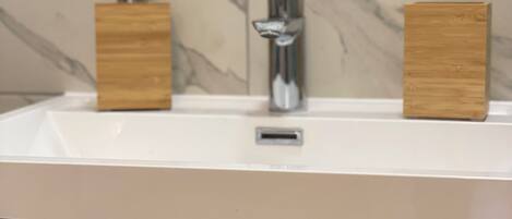 Hårtørrer, håndklæder, Sæbe, Toiletpapir