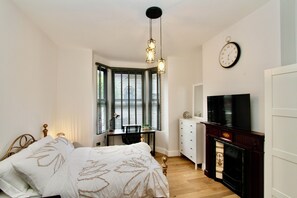 1 bedroom, desk, iron/ironing board, WiFi - Amazing Studio Apartment in East London with Free Parking (London)