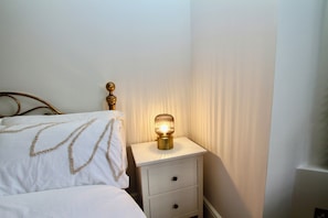 1 habitación, escritorio, tabla de planchar con plancha y wifi