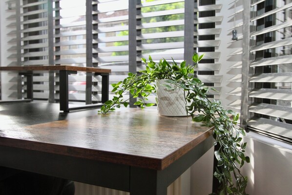 Dining - Amazing Studio Apartment in East London with Free Parking (London)