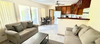 2 bedroom w/ 2 en-suite private bathrooms - 1mile from Cruz Bay 