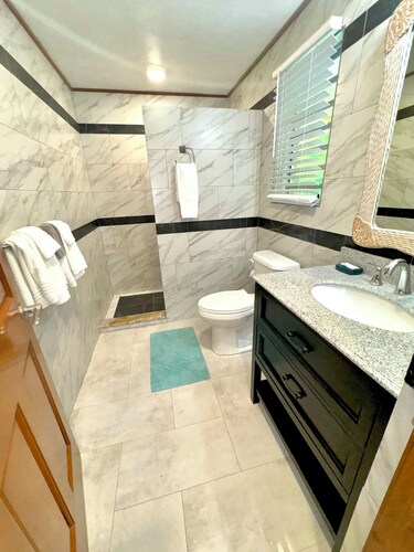 2 bedroom w/ 2 en-suite private bathrooms - 1mile from Cruz Bay 