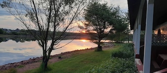 PEI Waterside Apt. #4, Quiet waterfront Apt, scenic view, sunsets