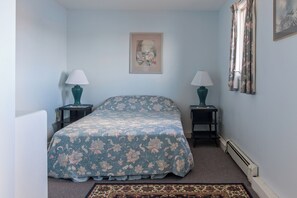 3 bedrooms, desk, free WiFi, bed sheets - PEI Waterside Apt. #4, Quiet waterfront Apt, scenic view, sunsets (Cardigan)