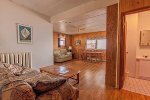 Téléviseur connecté, lecteur de DVD, livres, sélection de films