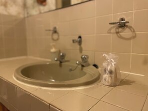 Toalhas de banho, sabonete, shampoo, papel higiênico