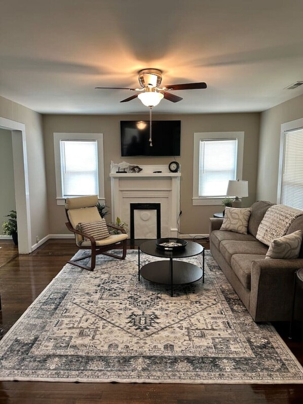 Smart TV - Charming 2 bed home - Downtown Concord (Concord)