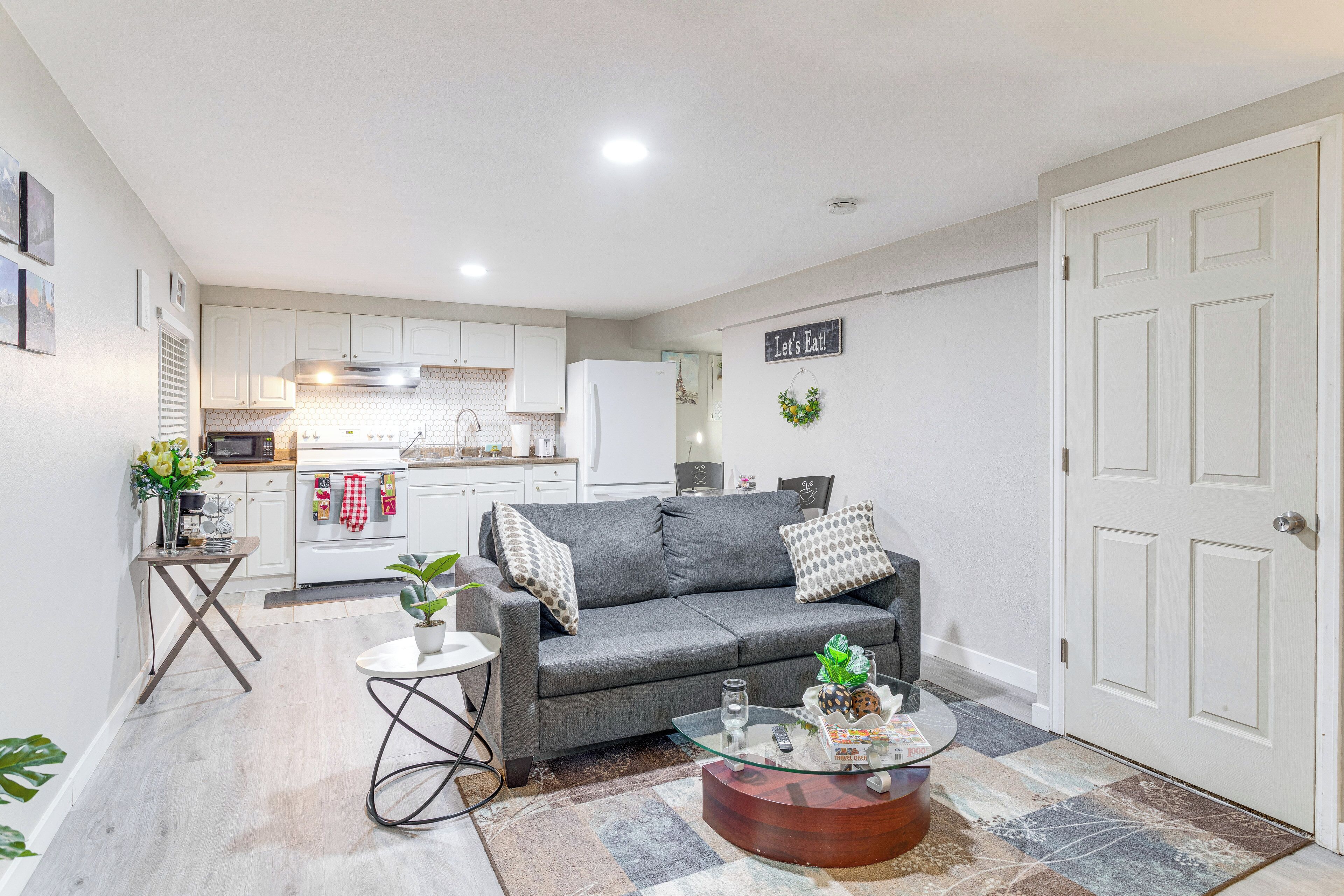Modern Aurora Apartment ~ 15 Mi to DIA!